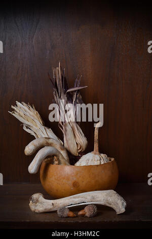 Abstract still life visualizzazione morti, essiccato simboli raccolto contro lo sfondo di legno Foto Stock