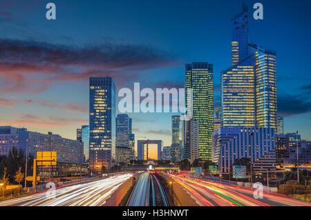 La Defense, Parigi. Immagine di edifici per uffici nella parte moderna della Parigi- La Defense durante il bellissimo tramonto. Foto Stock