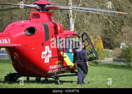 La Thames Valley e Chilterns Air Ambulance fiducia. Eurocopter EC135 G-TVAL Foto Stock