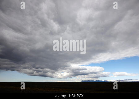 Pioggia nuvole e meteo spostare anteriore sulla ring road hringvegur attraverso la sabbia skeidararsandur pianura meridionale Islanda Foto Stock