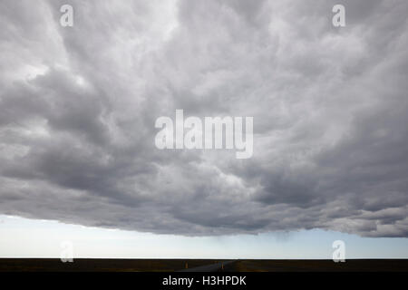 Pioggia nuvole e meteo spostare anteriore sulla ring road hringvegur attraverso la sabbia skeidararsandur pianura meridionale Islanda Foto Stock