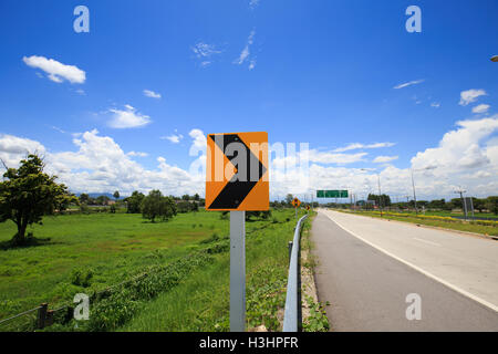 Il traffico su strada segno sulla strada al lato paese Foto Stock