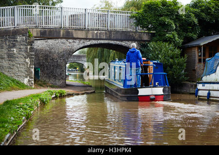 Canal Boat andare sotto i ponti a Middlewich Foto Stock