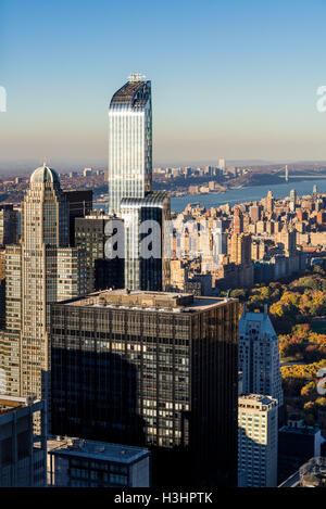 Antenna vista autunnale di Midtown e Upper West Side grattacieli con il Central Park e il fiume Hudson. Manhattan, New York City Foto Stock