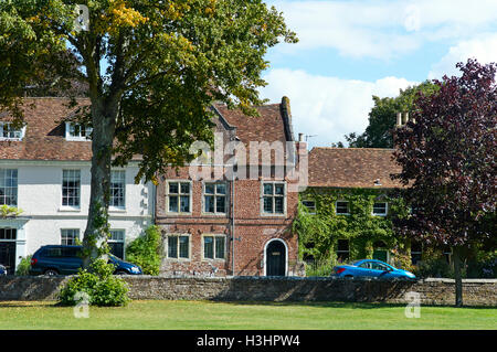 Salisbury vecchi edifici di vescovo a piedi Foto Stock