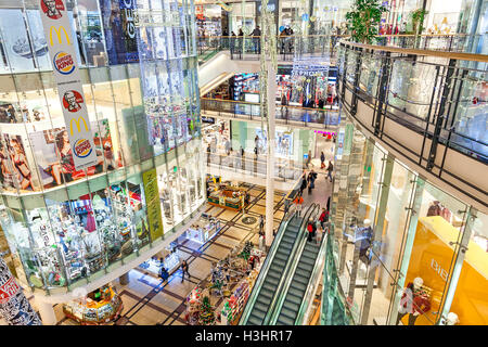 Vista interna del centro commerciale Palladium arredata per le vacanze di Natale a Praga. Foto Stock