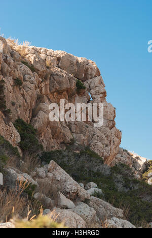 Rock assomiglia ad un volto umano profilo contro il cielo blu. Cape Greco.Cipro. Foto Stock