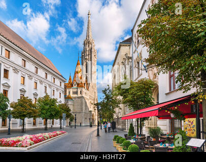 Budapest Buda, Ungheria. Ristorante su Hess András tér guardando verso la Chiesa di Matthias Buda Castle District, la Collina del Castello, Budapest, Ungheria Foto Stock