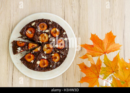 Sticky cioccolato Plum Cake con decorazione di autunno Foto Stock