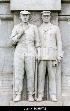 Le figure sul memoriale della sala motori eroi del Titanic a San Niccolò Place, Liverpool Pier Head. Foto Stock