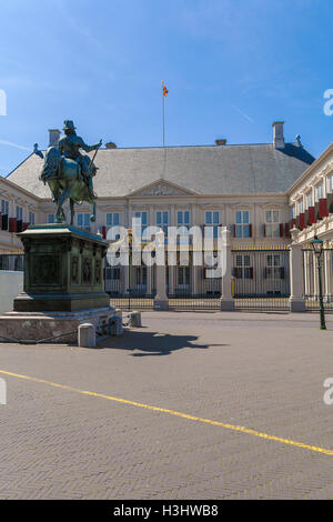 Statua equestre di Guglielmo d Orange e Paleis Noordeinde, l'Aia, Paesi Bassi Foto Stock