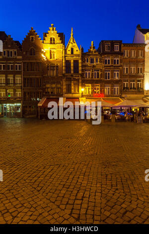 Vintage case vicino al Cattedrale di Nostra Signora di notte, Anversa, Belgio Foto Stock