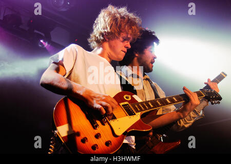 Barcellona - Ott 27: il chitarrista di Kakkmaddafakka (Norvegese indie rock band) esegue a Music City Hall. Foto Stock