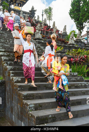 La gente nel Tempio Besakih. Bali. Indonesia asia. Foto Stock