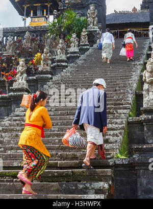 La gente nel Tempio Besakih. Bali. Indonesia asia. Foto Stock