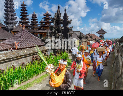 La gente nel Tempio Besakih. Bali. Indonesia asia. Foto Stock