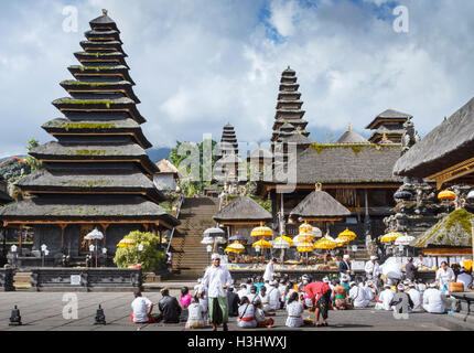 Una cerimonia di preghiera. Tempio Besakih. Bali. Indonesia asia. Foto Stock