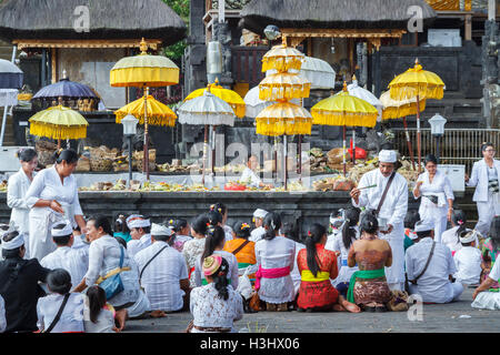 Una cerimonia di preghiera. Tempio Besakih. Bali. Indonesia asia. Foto Stock