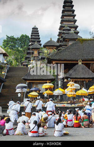 Una cerimonia di preghiera. Tempio Besakih. Bali. Indonesia asia. Foto Stock