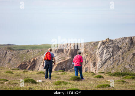 Camminando sul sentiero costiero a Castlemartin, Pembrokeshire Foto Stock