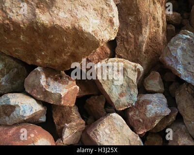 Closeup colpo di una pila di marrone e grigio rocce di varie dimensioni Foto Stock