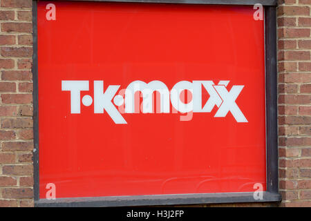 TK Maxx sign in vetrina Foto Stock