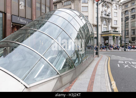 Ingresso della metropolitana di Federico Moyúa square, progettata dall'architetto britannico Norman Foster, Bilbao, Paesi Baschi, Spagna, Europa Foto Stock