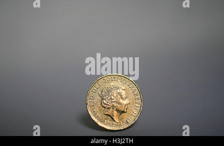 Uno britannico pound coin è visto in uno studio fotografico, a Londra, in Gran Bretagna il 9 ottobre 2016. Foto Stock