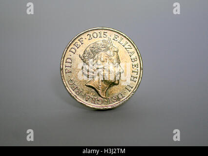 Uno britannico pound coin è visto in uno studio fotografico, a Londra, in Gran Bretagna il 9 ottobre 2016. Foto Stock
