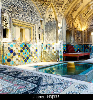 La sfocatura in iran kashan islamic hammam moquette e fontana per il relax Foto Stock