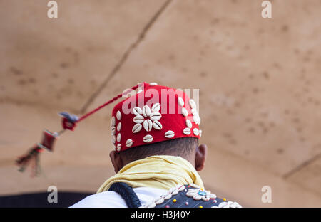 Musicista arabo la filatura il suo cappello stringa al Almossassa Festival della cultura Foto Stock