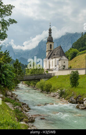 Sebastians St Kirche e fiume Tal, Ramsau, vicino a Berchtesgaden, Baviera, Germania Foto Stock