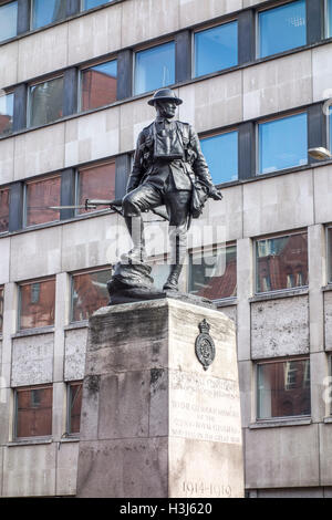 Il Royal Fusiliers 1914-1919 1939-1945 statua, Holborn, Londra, Regno Unito Foto Stock