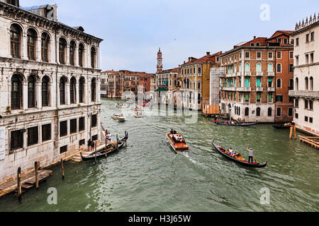 Barca intensi e traffico in gondola sul Canal Grande a Venezia, Italia. Città famose per via navigabile visto dal Ponte di Rialto circondato Foto Stock