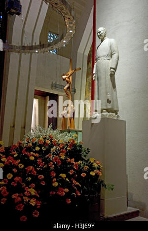 Statua del fratello Andre in San Giuseppe Oratorio in Montreal Foto Stock