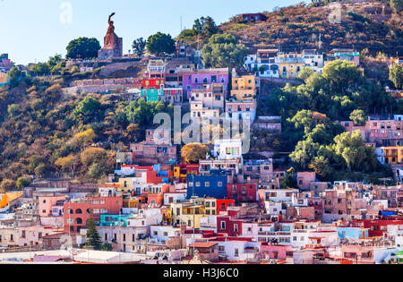 El Pipila statua molti colorato di arancione blu rosso Case di Guanajuato Messico. Hero nel 1810 guerra messicana di indipendenza Foto Stock