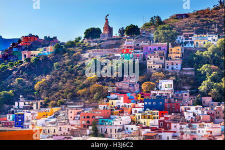 Molte case colorate El Pipila statua Guanajuato Messico. El Pipila è un eroe messicano dal 1810 guerra messicana di indipendenza. Foto Stock