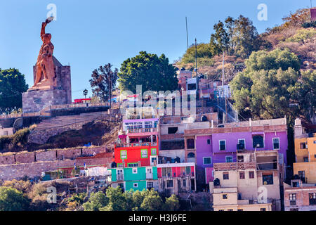 Molte case colorate El Pipila statua Guanajuato Messico. El Pipila è un eroe messicano dal 1810 guerra messicana di indipendenza. Foto Stock