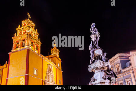 Nostra Signora di Guanajuato Paz la statua di Pace notte Guanajuato, Messico Foto Stock