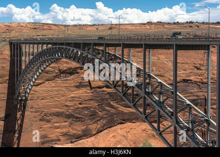 Il Glen Canyon Dam ponte sopra il fiume Colorado Foto Stock