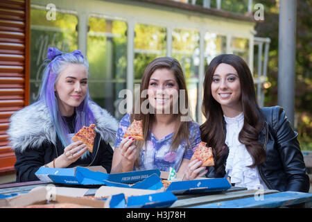 È sotto embargo per 0001 Lunedì 10 Ottobre solo uso editoriale Megan-Elisabeth Brickles, 17 (sinistra) e Sophie Mulligan, 19 (a destra), che sono state entrambe supportate da Teenage Cancer Trust, soddisfare Hollyoaks attore Nikki Sanderson sul set del film in Liverpool. Foto Stock