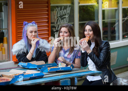 È sotto embargo per 0001 Lunedì 10 Ottobre solo uso editoriale Megan-Elisabeth Brickles, 17 (sinistra) e Sophie Mulligan, 19 (a destra), che sono state entrambe supportate da Teenage Cancer Trust, soddisfare Hollyoaks attore Nikki Sanderson sul set del film in Liverpool. Foto Stock