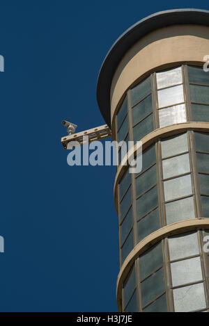 Una telecamera di sorveglianza montata sulla parte superiore del 1940 Streamline moderne Style, Sydney Dental Hospital a Surry Hills, Sydney, Australia Foto Stock