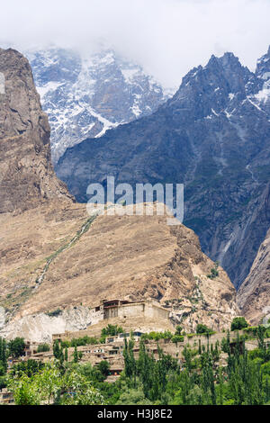 Baltit fort di montagne sullo sfondo, Karimabad, Hunza Valley, Gilgit Baltistan regione, Pakistan Foto Stock