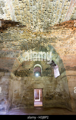 Sale del seminterrato sotto il palazzo di Diocleziano dove alcune scene dal gioco di troni serie sono state filmate. Foto Stock