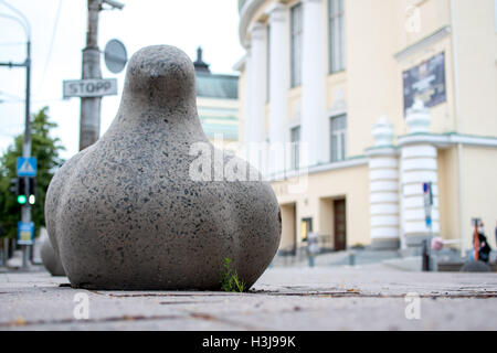 Calcestruzzo di cemento/pigeon utilizzato come barriera di strada nella città di Tallinn Foto Stock