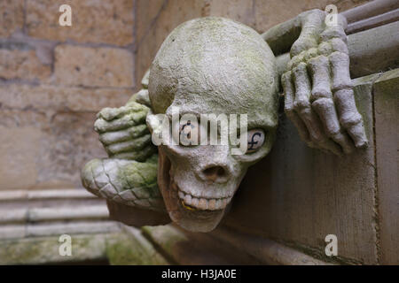 Un moderno grottesco (stone carving) sulla Cattedrale di Lincoln che simboleggia l'avidità Foto Stock