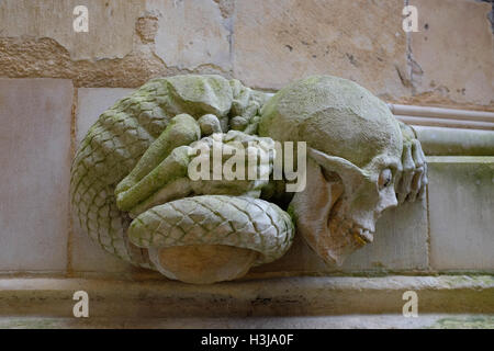 Un moderno grottesco (stone carving) sulla Cattedrale di Lincoln che simboleggia l'avidità Foto Stock