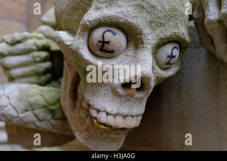 Un moderno grottesco (stone carving) sulla Cattedrale di Lincoln che simboleggia l'avidità Foto Stock