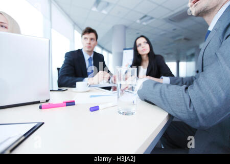 La gente di affari analizzando i report finanziari in office Foto Stock